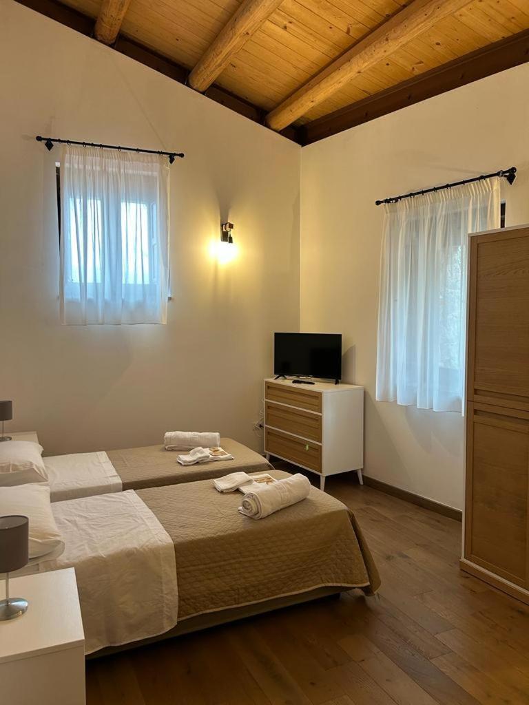 Il Borgo Dei Normanni Villa Colliano Luaran gambar
